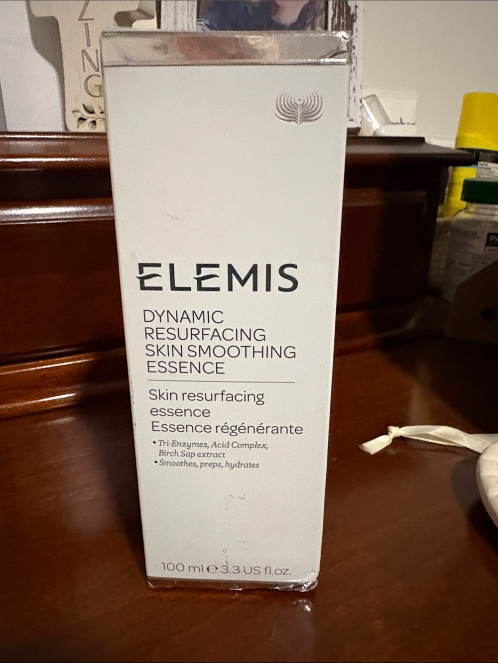 ELEMIS Dynamic Resurfacing Skin Smoothing Essence – White